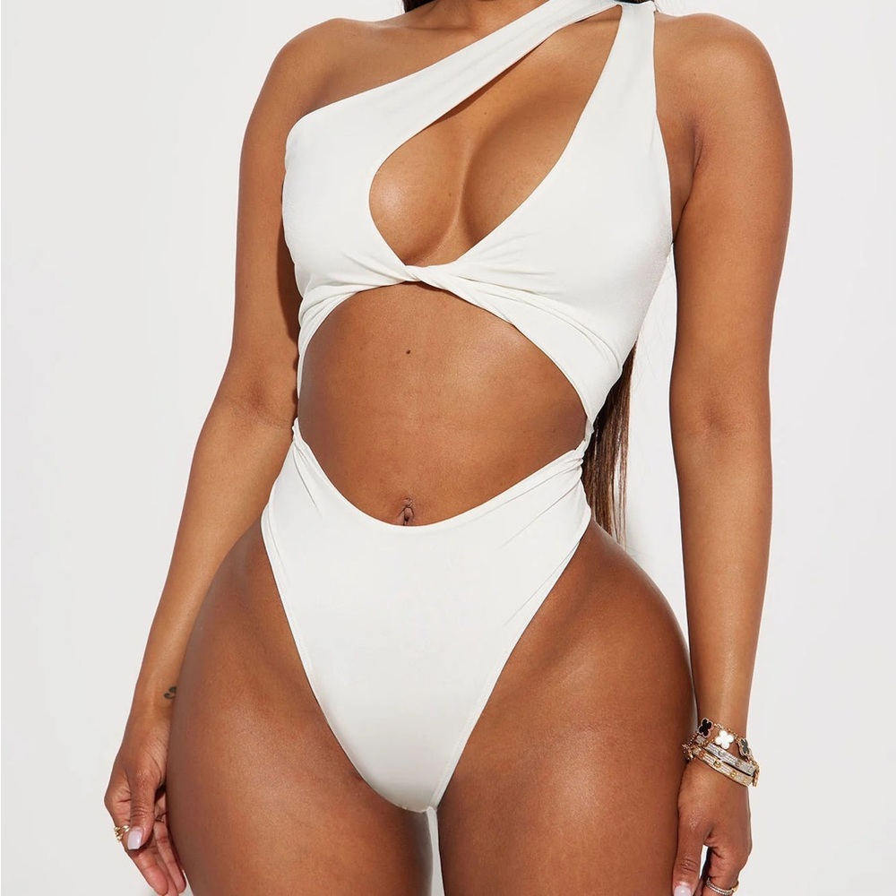 Fashion nova On My Level One Shoulder Bodysuit - White size M brand new